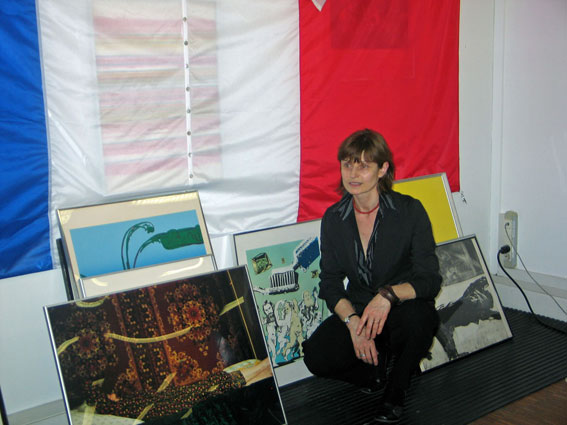 exposition Marianne mise à nu - la Mercerie- artothèque de Lyon- Françoise Lonardoni responsable de l'artothèque à pied d'oeuvre -