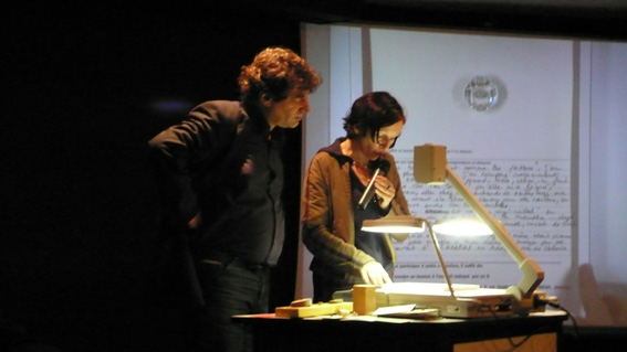 conférence de Michel Jeannès à l'artothèque de Lyon - de l'art in situ à l'art in tissu- Christine Crozat présente un bouton de Charmes (en Ardèche)
