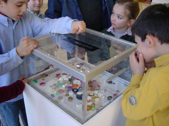  l'urne aux boutons - oeuvre realisée lors de l'exposition La PPOCC à Béziers