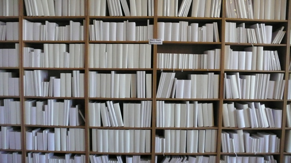 photo d'une oeuvre de Wilfredo Prieto, la biblioteca blanca (2004), Venise 2007