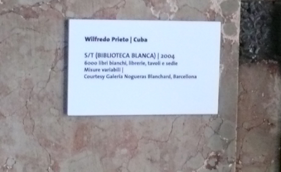 cartel d'exposition d'une oeuvre de Wilfredo Prieto, la biblioteca blanca (2004), Venise 2007