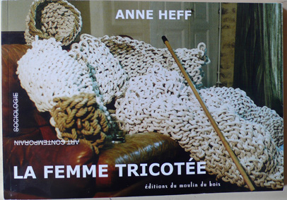 image couverture de La femme tricote de Anne Heff 