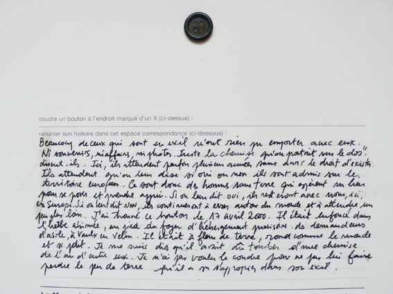 photo d'un manuscrit coudre son histoire à un bouton,témoignage de Cécilia de Varine  présenté en accompagnement de l'exposition Terre inconnue à laGalerie Satellite Paris 