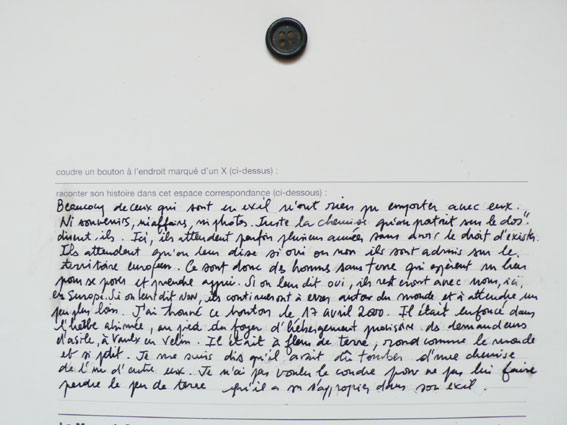 photo d'un manuscrit coudre son histoire  un bouton,tmoignage de Ccilia de Varine  prsent en accompagnement de l'exposition Terre inconnue  laGalerie Satellite Paris 