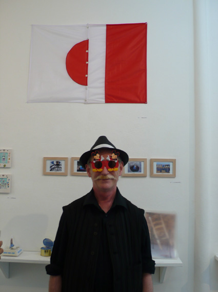 photo de l'artiste Daniel Daligand prs  de l'oeuvre produite pour l'exposition Quinze ans et plus si affinits Galerie Satellite Paris 24 mai 30 juin 2007( le drapeau franais boutonn au drapeau japonais)