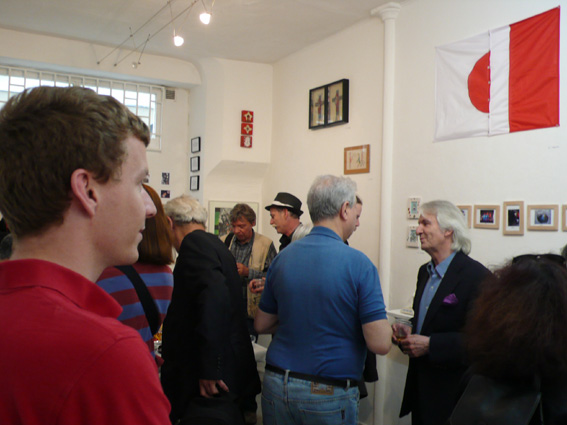 photo du public prs  de l'oeuvre produite pour l'exposition Quinze ans et plus si affinits Galerie Satellite Paris 24 mai 30 juin 2007: le drapeau franais boutonn au drapeau japonais