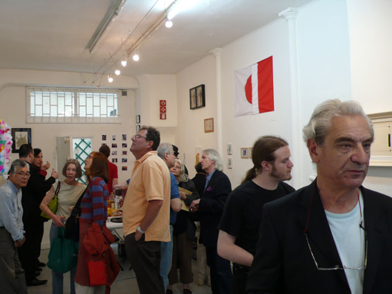 photo du public prs  de l'oeuvre produite pour l'exposition Quinze ans et plus si affinits Galerie Satellite Paris 24 mai 30 juin 2007: le drapeau franais boutonn au drapeau japonais