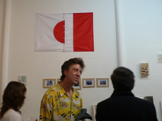 photo du public prs  de l'oeuvre produite pour l'exposition Quinze ans et plus si affinits Galerie Satellite Paris 24 mai 30 juin 2007: le drapeau franais boutonn au drapeau japonais