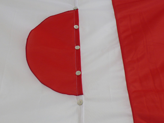 photo de dtail de l'oeuvre produite pour l'exposition Quinze ans et plus si affinits Galerie Satellite Paris 24 mai 30 juin 2007: le drapeau franais boutonn au drapeau japonais