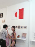 photo du public près de l'oeuvre produite pour l'exposition Quinze ans et plus si affinités Galerie Satellite Paris 24 mai 30 juin 2007: drapeau japonais boutonné au drapeau français