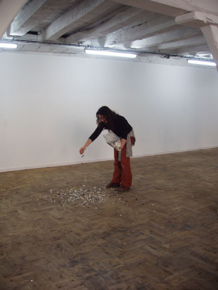 photo de Ccilia Bredche, verse une tonne de boutons lors de l'exposition de laMercerie  Stocks en stocks  LaVitrine, lieu d'art contemporain  Limoges