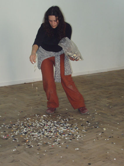 photo de Cécilia Bredèche, verse une tonne de boutons lors de l'exposition de laMercerie à Stocks en stocks à LaVitrine, lieu d'art contemporain à Limoges