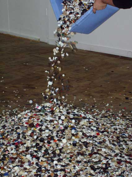 photo de Ccilia Bredche, verse une tonne de boutons lors de l'exposition de laMercerie  Stocks en stocks  LaVitrine, lieu d'art contemporain  Limoges