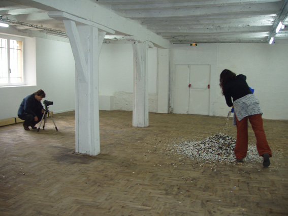 photo de Ccilia Bredche, verse une tonne de boutons lors de l'exposition de laMercerie  Stocks en stocks  LaVitrine, lieu d'art contemporain  Limoges