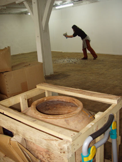 photo de Ccilia Bredche, verse une tonne de boutons lors de l'exposition de laMercerie  Stocks en stocks  LaVitrine, lieu d'art contemporain  Limoges