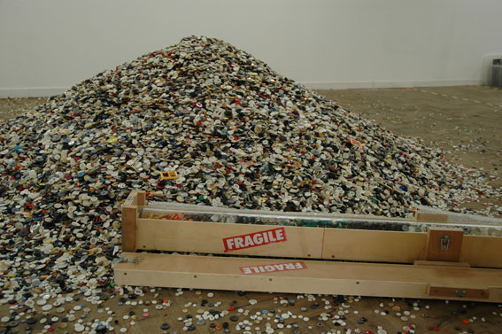 photo de Ccilia Bredche, verse une tonne de boutons lors de l'exposition de laMercerie  Stocks en stocks  LaVitrine, lieu d'art contemporain  Limoges