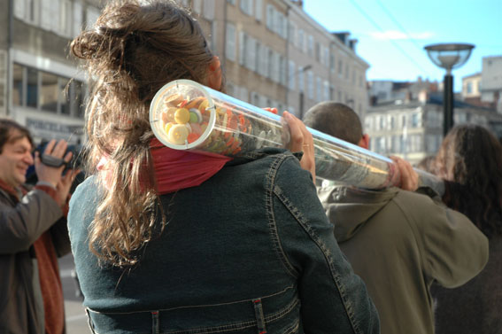 photo,les Etudiants de l'ENSAD portent un reliquaire de boutons tris lors d'une exposition de laMercerie   LaVitrine , lieu d'art contemporain  Limoges