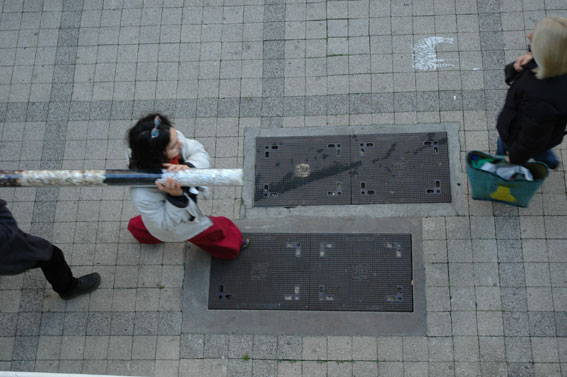 photo,les Etudiants de l'ENSAD portent un reliquaire de boutons tris lors d'une exposition de laMercerie   LaVitrine , lieu d'art contemporain  Limoges