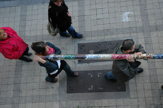 photo,les Etudiants de l'ENSAD portent un reliquaire de boutons tris lors d'une exposition de laMercerie   LaVitrine , lieu d'art contemporain  Limoges