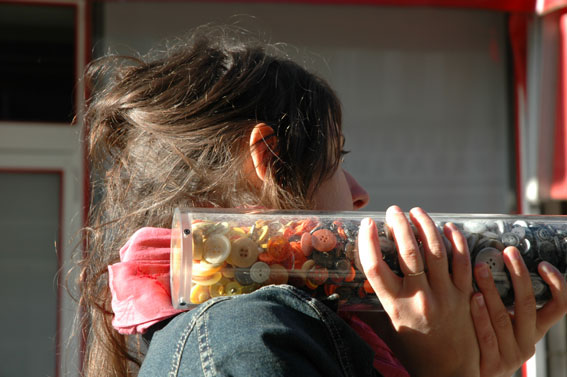 photo,lles Etudiants de l'ENSAD portent un reliquaire de boutons tris lors d'une exposition de laMercerie   LaVitrine , lieu d'art contemporain  Limoges