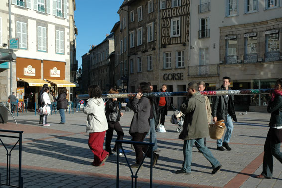 photo,les Etudiants de l'ENSAD portent un reliquaire de boutons tris lors d'une exposition de laMercerie   LaVitrine , lieu d'art contemporain  Limoges