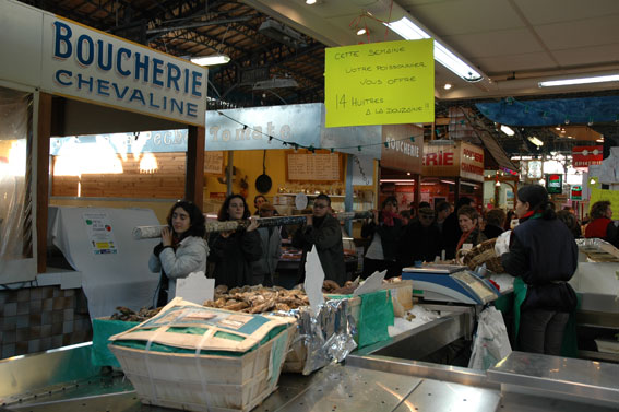 photo,les Etudiants de l'ENSAD portent un reliquaire de boutons tris lors d'une exposition de laMercerie   LaVitrine , lieu d'art contemporain  Limoges