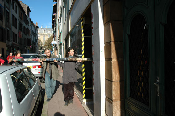 photo,les Etudiants de l'ENSAD portent un reliquaire de boutons tris lors d'une exposition de laMercerie   LaVitrine , lieu d'art contemporain  Limoges