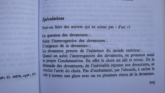 photo de livre ouvert texte de Marcel Duchamp sur la question des devantures