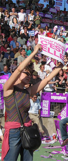 meeting de  Sgolne Royal pour la campagne prsidentielle de 2007. militante avec affiche 