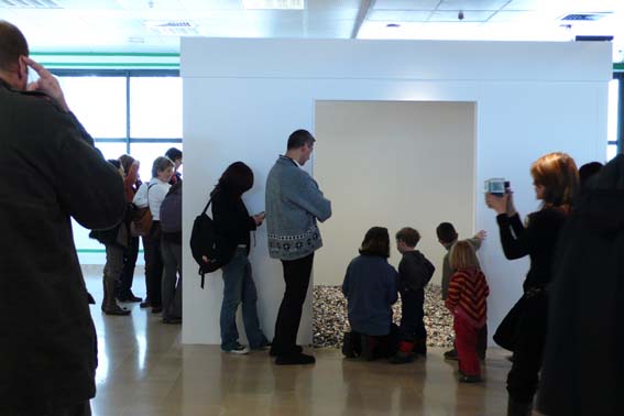 photo, une vue de la tonne de boutons  Thnes (Showroom Mobalpa) lors de l'exposition Acte2 Avis d'art en aravis