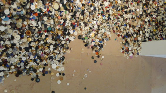 photo, une vue de  la tonne de boutons à Thônes lors de l'exposition Acte2 Avis d'art en aravis (les migrateurs)