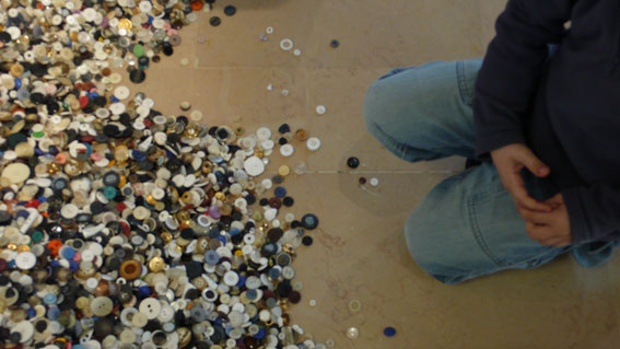 photo, une vue de  la tonne de boutons  Thnes lors de l'exposition Acte2 Avis d'art en aravis (les migrateurs)