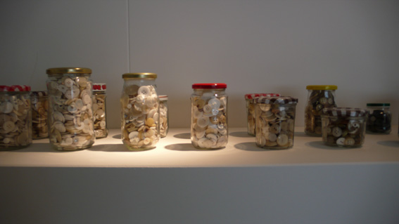 photo, une vue des pots de boutons tris par la Centrale de tri  Thnes lors de l'exposition Acte2 Avis d'art en aravis (les migrateurs)
