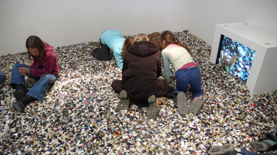 photo, une vue de  la tonne de boutons  Thnes lors de l'exposition Acte2 Avis d'art en aravis (enfants jouant)