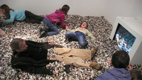 photo, une vue de  la tonne de boutons  Thnes lors de l'exposition Acte2 Avis d'art en aravis (enfants jouant)