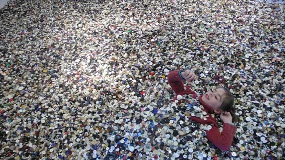 photo, une vue de  la tonne de boutons  Thnes lors de l'exposition Acte2 Avis d'art en aravis (enfant jouant)