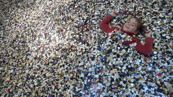 photo, une vue de  la tonne de boutons  Thnes lors de l'exposition Acte2 Avis d'art en aravis (enfant jouant)