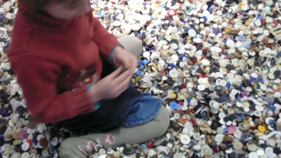 photo, une vue de  la tonne de boutons  Thnes lors de l'exposition Acte2 Avis d'art en aravis (enfant jouant)