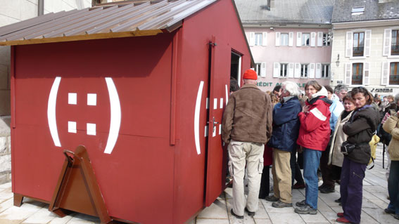 photo, une vue de la maison des boutons  Thnes lors de l'exposition Acte2 Avis d'art en aravis