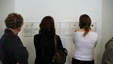 photo, une vue du public lisant les  témoignages Coudre son histoire à un bouton à Thônes (groupe scolaire Thurin) lors de l'exposition Acte2 Avis d'art en aravis, .